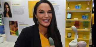 Lora DiCarlo Strikes US Distribution Deal With Entrenue Lola DiCarlo auf der CES in Las Vegas